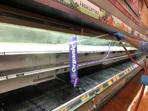 Indignación en EEUU: supermercado debió botar cerca de $30 millones en productos luego que mujer tosiera a propósito encima de ellos