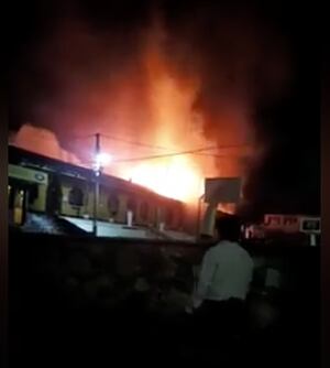 VIDEO. Pobladores de San Lucas Tolimán queman edificio municipal