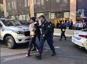 Videos: Hombre asesinó a puñaladas a una mujer en pleno centro de Sídney, Australia