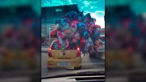 ¡Qué irresponsable! Llueven críticas a taxista por tapar el panorámico de su carro con globos