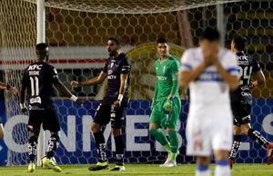 Se sube al podio: La UC consumó una de las peores derrotas de equipos chilenos en Copa Sudamericana