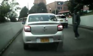 (VIDEO) Así se roban los espejos de los carros en el túnel de Caracas con 80, en Bogotá