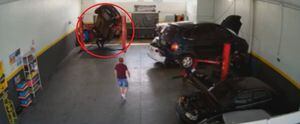 Vídeo: Homem escapa por pouco de ser esmagado por carro em oficina