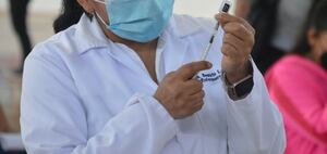 El personal de salud y las personas con inmunodeficiencias recibirán la tercera dosis de la vacuna