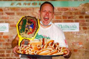 Ni el coronavirus detuvo concurso anual de "hot dogs": ganador comió 75 en 10 minutos
