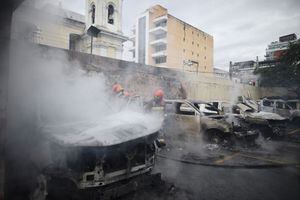 VIDEO. Manifestantes queman oficinas y vehículos en parqueo del Congreso