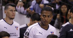 Liga de Quito vs Olimpia por Copa Libertadores: Niño saltó a la cancha para abrazar a Antonio Valencia