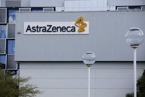 Após pausa nos testes, AstraZeneca mantém previsão de vacina pronta em 2020