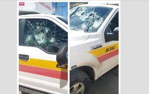 (VIDEO) Atacan paramédicos y vandalizan ambulancia por no transportar hombre sin vida