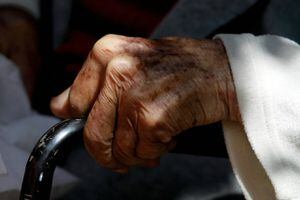 Sólo lo haría una madre: Anciana de 98 años se fue a vivir a un hogar para cuidar a su hijo de 80