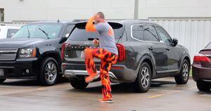 Vídeo: Pai dança no estacionamento do hospital para filho internado com câncer