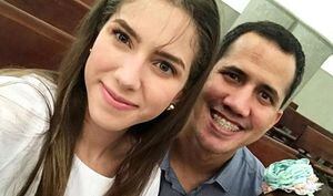 Venezuela: Ella es Fabiana Rosales, esposa de Juan Guaidó, la periodista que se roba las miradas en redes