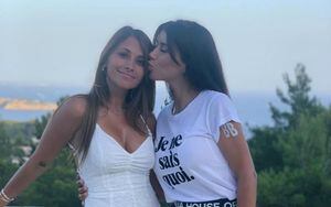 Antonela Roccuzzo y su amiga Daniella arrasan con sus sensuales bikinis