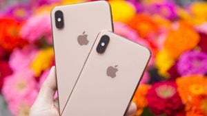 Dos jóvenes estafaron a Apple por casi un millón de dólares usando falsos iPhones