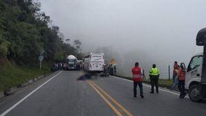 Motociclista murió trágicamente al intentar pasar un camión y perder el control