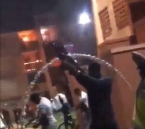 Policía investiga video que muestra a varias personas disparando al aire
