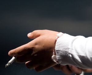 Más complicaciones y riesgos: así afecta el coronavirus a los fumadores