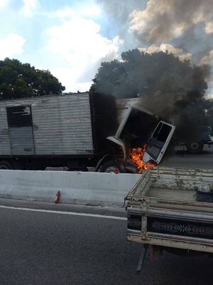 Caminhão pega fogo na marginal Tietê e causa congestionamento