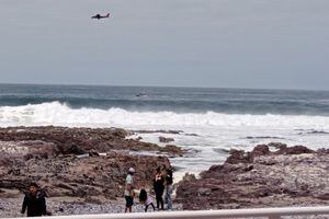 Iquique: Armada sigue la búsqueda de joven que fue arrastrado al mar por una ola en Playa Brava
