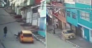 Video del momento en que taxi se rodó por pendiente y casi causa una tragedia en Bogotá