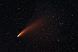 Inusual bola de fuego cruzó el cielo del Reino Unido: ¿Meteorito o basura espacial de Elon Musk?