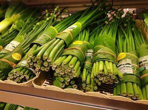 Supermercado sustituye plásticos por hojas de plátano