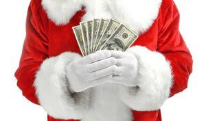Un "Santa Claus ladrón" celebra la Navidad arrojando dinero a transeúntes