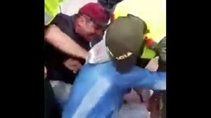 Video: Policía golpeó a joven que se negaba a entregar la comida que vendía en la calle