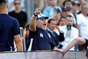 Diego Armando Maradona lidera las tendencias, entre críticas, por el trato que le dio a niños