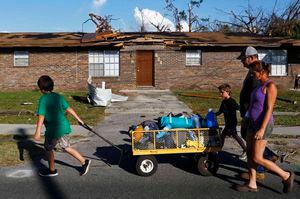 Familias buscan a desaparecidos tras desastroso huracán Michael