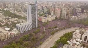 Imágenes aéreas muestran las calles de Santiago llenas de manifestantes antigubernamentales
