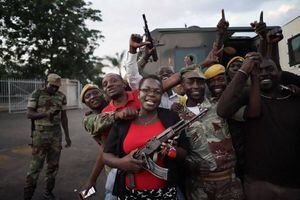 Mugabe renuncia finalmente a la presidencia de Zimbabue tras 37 años en el poder