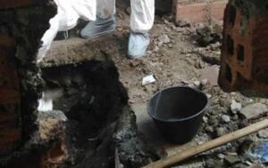 Por el mal olor encontraron dos cuerpos enterrados en una casa