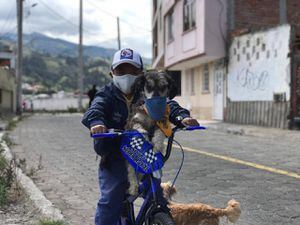 Bicicleta nueva y tablet recibió Anthony, el niño que le pone mascarilla a su perro