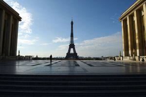 París impone uso de mascarillas a los turistas en todo momento