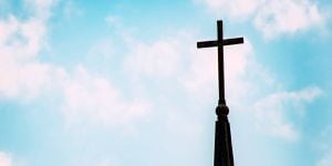 Líderes religiosos amenazan con ir a tribunales si ordenan cierre de iglesias