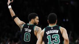 Tatum anota 39 y Celtics vencen a diezmado Jazz
