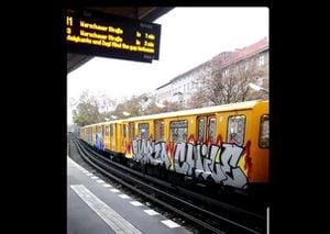 "Fuerza Chile": carro del Metro de Berlín aparece rayado con mensaje en apoyo a las movilizaciones