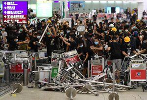 EN IMÁGENES. Caos en aeropuerto de Hong Kong por protestas y disturbios