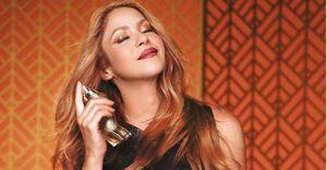 Shakira luce angelical con una maxi falda de tul fucsia estilo tutú y mini top