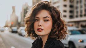 Cortes para cabello rizado que resaltan la belleza de las chicas con cara redonda