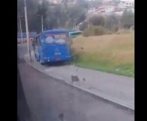 Quito: AMT se pronuncia sobre bus que invadió vereda por rebasar tráfico
