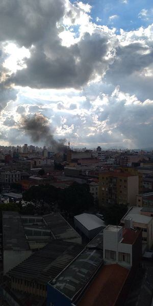Explosão seguida de incêndio em prédio assusta paulistanos no Brás