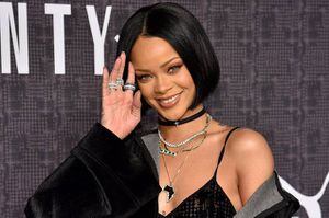 Inspirada en el Papa, Rihanna deja con la boca abierta con su vestido en el MET Gala