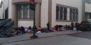 Pobladores de Cajolá pernoctan frente a Casa Presidencial