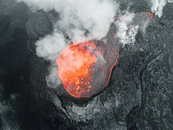 Otra vez una selfie trágica: Muere una mujer al caer en un volcán activo