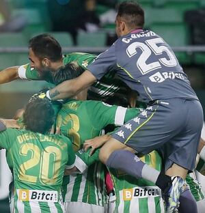 Bravo las hace todas en el "Eurobetis": "Salvó a su equipo" y "es el primer jugador de campo por su calidad en el golpeo"