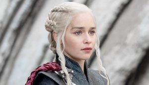 Em relato emocionante, Emilia Clarke revela ter sofrido dois aneurismas cerebrais enquanto filmava Game of Thrones