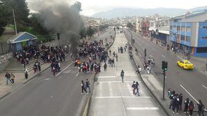 Estudiantes del colegio Montúfar protestan y cierran avenida Napo