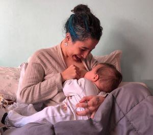 Mulher viraliza ao relatar de forma aberta como foi parir sozinha com o companheiro